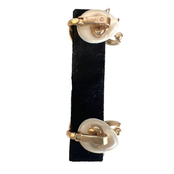 Crown Trifari Vintage Brushed Gold Tone Leaf Motif Clip-on Earrings Faux Pearls - Picture 9 of 11